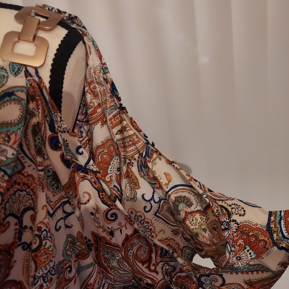 NWOT Cold Shoulder style top - Picture 4 of 6